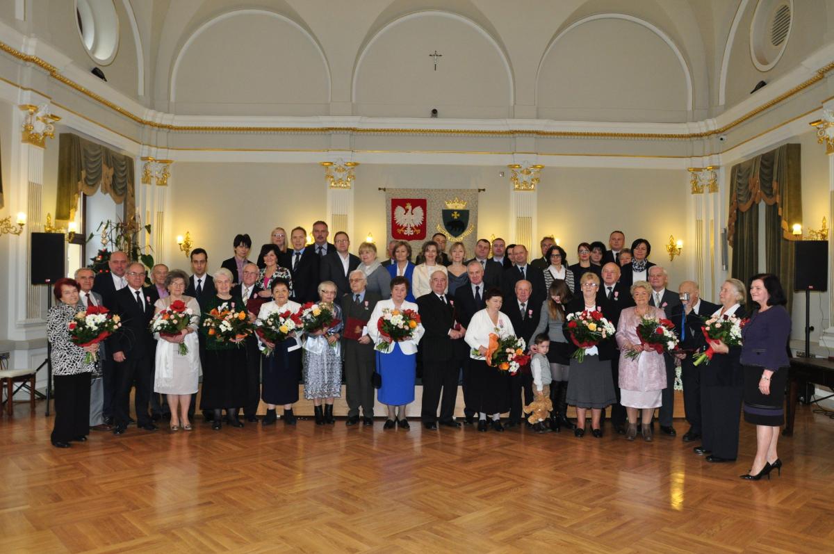 Szacowni jubilaci w otoczeniu najbliższych i władz miasta.<br/>fot.UM Przemyśl