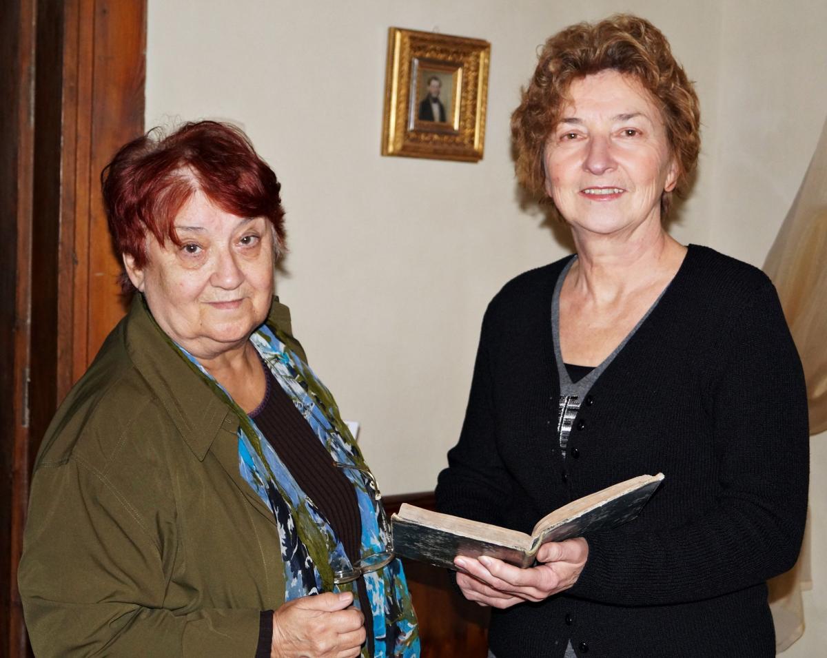 Krystyna Kieferling (z lewej)i Zofia Kostka-Bieńkowska opowiadające o pokoju panieńskim znajdującym się na piętrze muzeum.<br/>fot.Bogusława Pajda