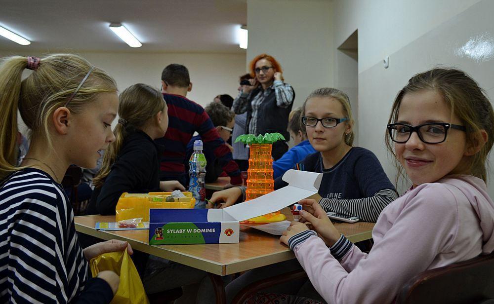O tym, że planszówki mogą być atrakcyjną formą spędzania wolnego czasu, przekonali się uczniowie SP15, którzy postanowili wziąć udział w „Popołudniu z grami planszowymi”. <br/>fot.Aleksandra Nowotyńska