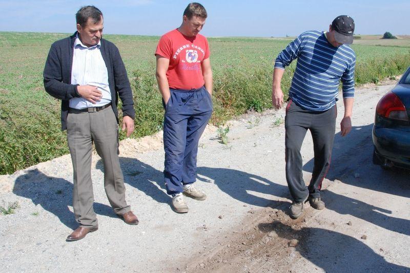 Tak wyglądała droga poscaleniowa w ubiegłym roku. Dzisiaj nie jest lepsza.<br/>fot.Roman Kijanka
