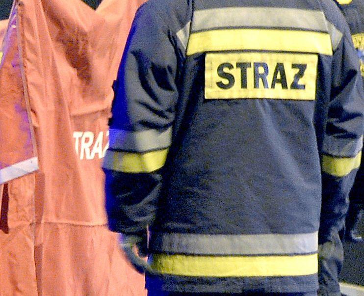 Po ugaszeniu ognia w budynku mieszkalnym strażacy znaleźli wewnątrz ciało 56-latka.<br/>fot.zbiory własne