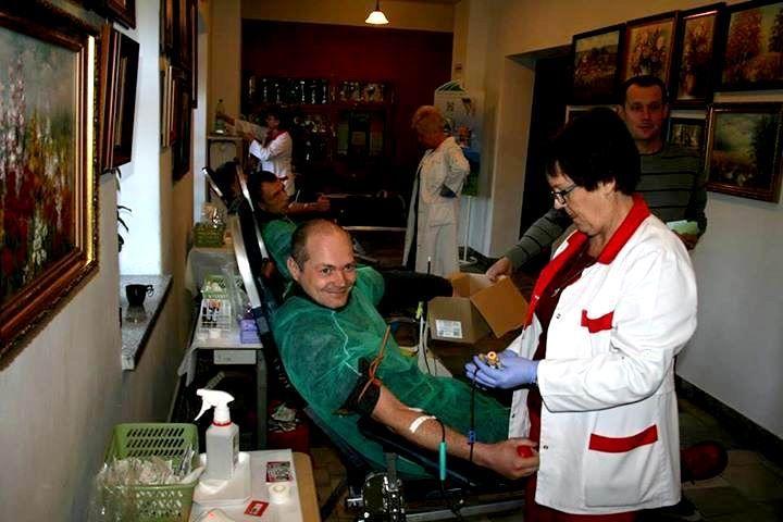 Uczestnicy mikołajkowej zbiórki krwi w Horyńcu-Zdroju 6 grudnia mieli okazję podarować wyjątkowy prezent komuś, kto naprawdę go potrzebował.<br/>fot.KHDK Ratownik
