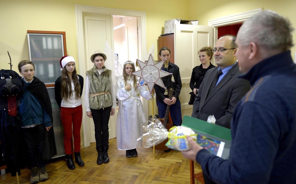 Stanisław Karszyń, dyrektor MDK w Przemyślu, złożył życzenia na ręce Artura Wilguckiego, redaktora naczelnego Życia Podkarpackiego.<br/>fot.zbiory własne