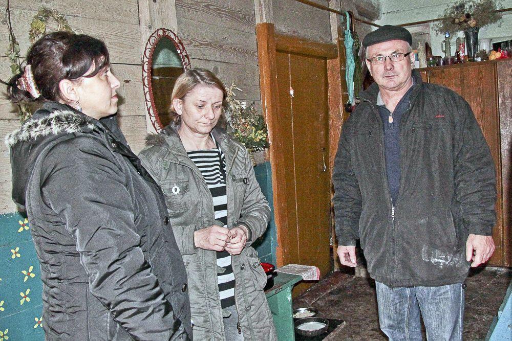 Andrzej Salwa i Halina Wysocka z NSZZ „Solidarność” w jarosławskim Learze podczas wizyty w domu Haliny Iwaneczko (w środku).<br/>fot.Roman Kijanka