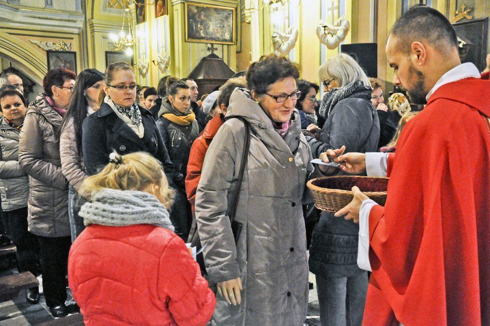 Po liturgii pielgrzymi otrzymali obrazki z relikwiami pochodzącymi z ubrań o. Michała i o. Zbigniewa.<br/>fot.Paweł Bugira