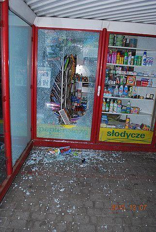 Pijany sprawca wybił 3 szyby.<br/>fot.serwis KMP Przemyśl