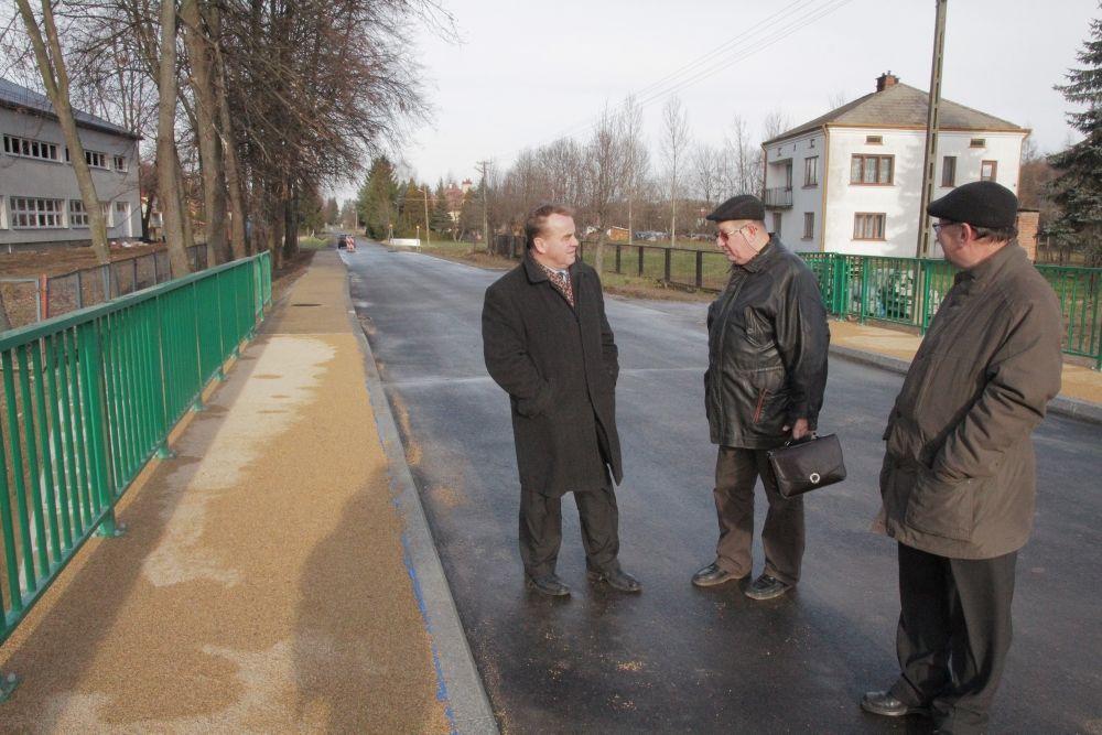 W piątek, 4 grudnia, wicestarosta Józef Szkoła (po lewej) i Janusz Obłoza, dyrektor Powiatowego Zarządu Dróg w Jarosławiu (po prawej) odebrali od przedstawicieli firmy nowy most.    <br/>fot.Roman Kijanka