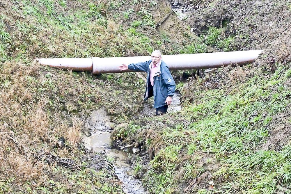 – Jestem zrozpaczony. Miałem działkę równą jak stół, a teraz w tym miejscu mam głęboki jar, którym płynie strumyk – mówi Kozdrój.<br/>fot.Jacek Szwic