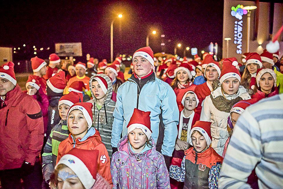 Mali i duzi licznie wzięli udział w 3. edycji radosnego, świątecznego biegu mikołajów. Wystartowało 150 osób.fot.Marcin Łabuda