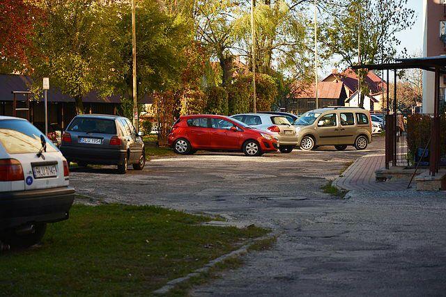 Ekipa remontowa bardzo prosi o parkowanie swoich pojazdów w innym miejscu w celu umożliwienia wykonania robót.<br/>fot.UM Lubaczów