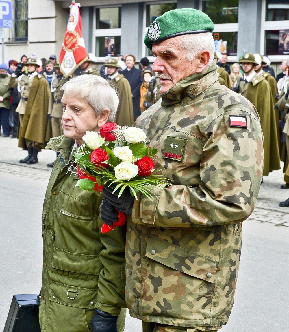 Halina Humnicka (z lewej) wspólnie z prezesem Towarzystwa Przyjaciół Związku Strzeleckiego „Strzelec” JS 2009 im. gen. bryg. Andrzeja Galicy Romanem Głowaczem złożyli pod obeliskiem wiązanki kwiatów.<br/>fot.ze zbiorów własnych