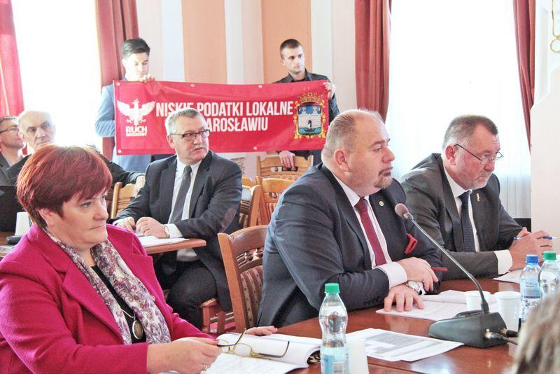 Dyskusji o stawkach podatku towarzyszył transparent z apelem o niskie stawki opłat lokalnych.<br/>fot.Roman Kijanka