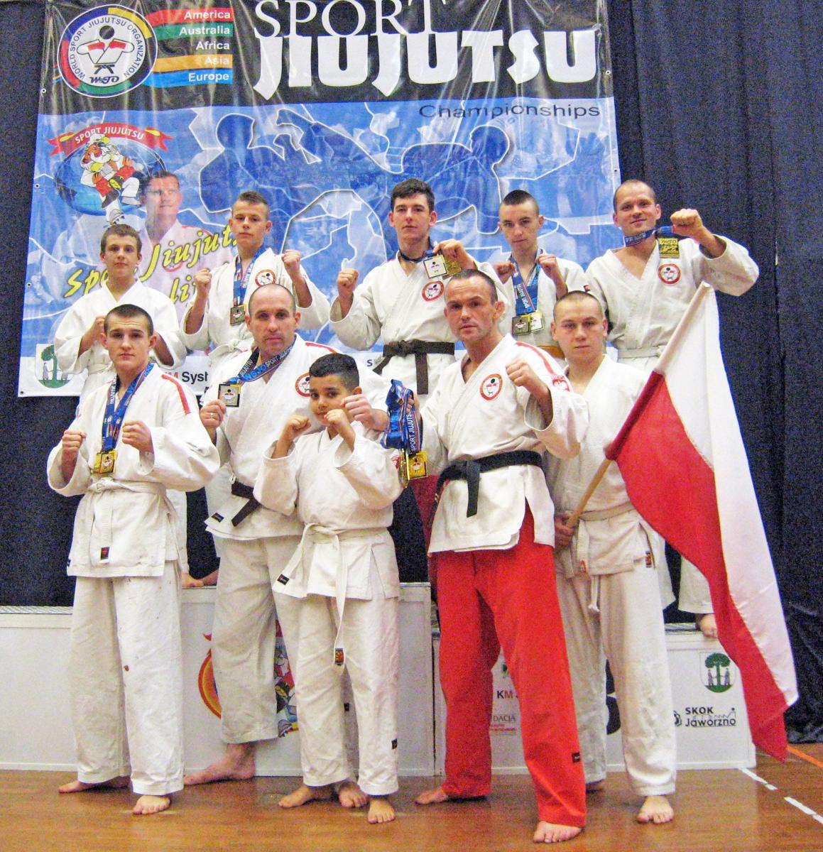 Ekipa Przemyskiego Klubu Walki Wręcz na Mistrzostwach Świata Sportowego Jiujutsu. Drugi z prawej w dolnym rzędzie Tomasz Dańko.