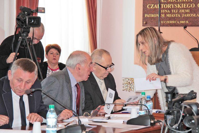 Bożena Łanowy, szefowa nowego klubu PiS w rozmowie z radnymi. 