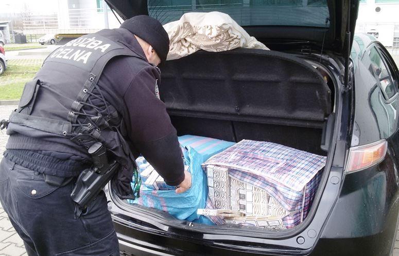 W samochodzie mieszkańca Śląska przemyscy celnicy znaleźli 2847 paczek papierosów i 11 litrów wódki bez akcyzy. 
<br/>fot.serwis IC Przemyśl