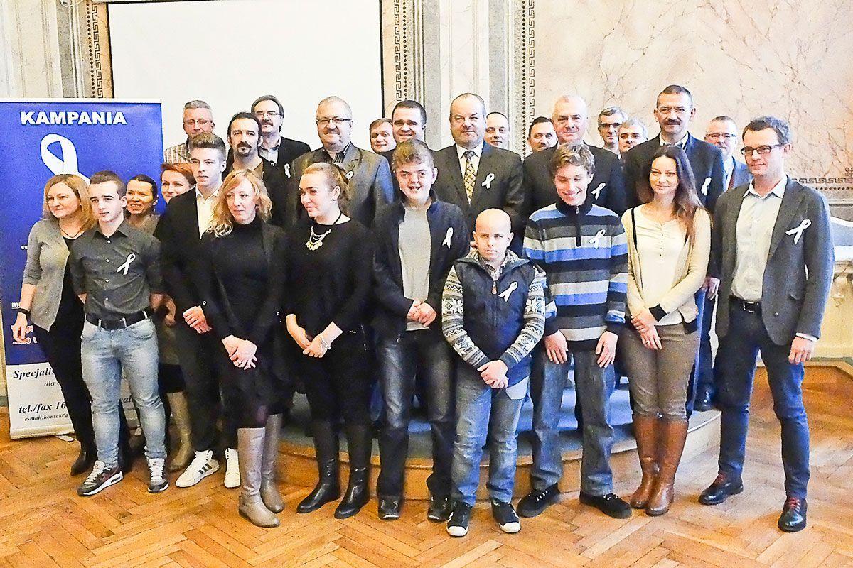 W inauguracji kampanii uczestniczyli uczniowie Specjalnego Ośrodka Szkolno- Wychowawczego oraz przedstawiciele UM i starostwa.<br/>fot.Jacek Szwic