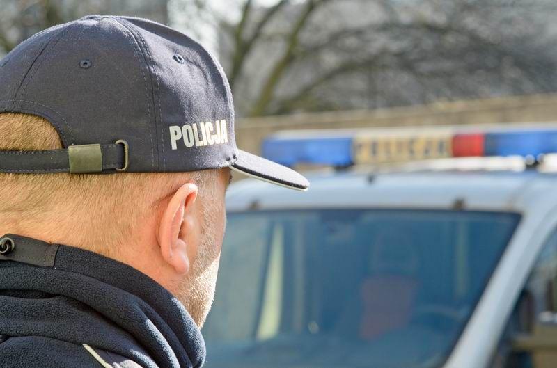 Policjanci z Komendy Powiatowej Policji w Lubaczowie, którzy w piątek, 27 listopada, przyjechali na miejsce, przekazali szóstkę rodzeństwa pod opiekę babci.<br/>fot.ze zbiorów własnych