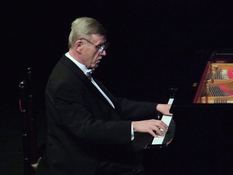 Recital fortepianowy Adama Wodnickiego zakończył się obowiązkowymi w wypadku tego artysty bisami.<br/>fot.Tomasz Beliński