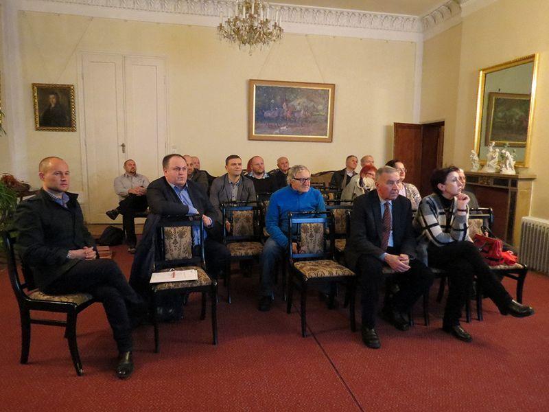 Uczestnicy spotkania komitetu wystawy dowiedzieli się, jakie pamiątki zostały zebrane do tej pory.<br/>fot.Barbara Chmura