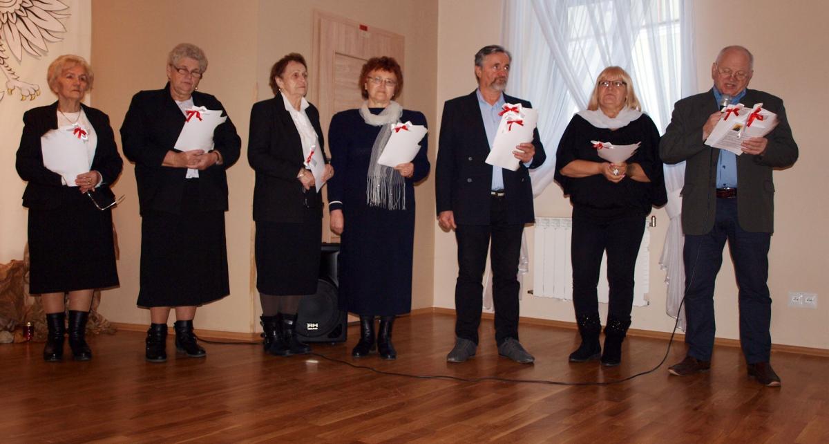 Udział w bardzo udanym przedstawieniu zadeklarowało dziewięć osób. Panie: Agnieszka, Janina, Walentyna, Emilia, Krystyna oraz panowie Karol i Roman.<br/>fot.Mariusz Godos