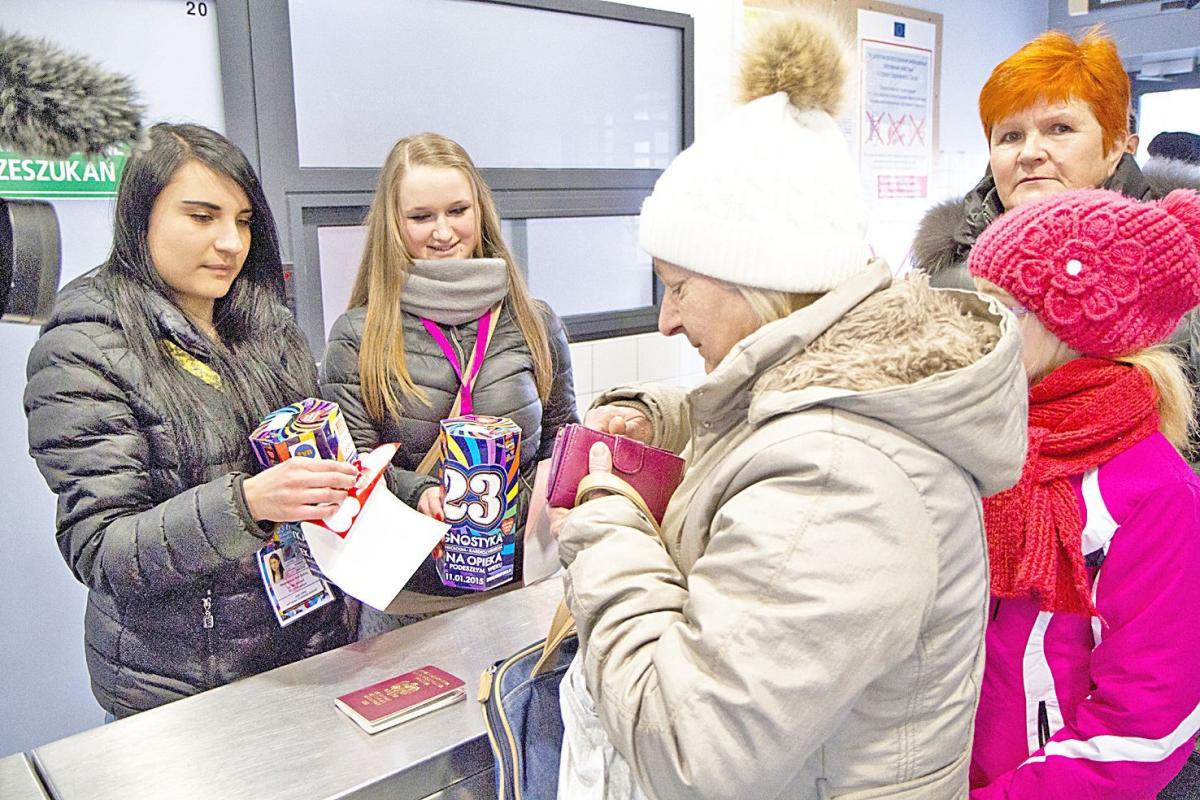 Podczas ubiegłorocznej akcji kwestowali starsi i młodsi wolontariusze WOŚP.<br/>fot.Jacek Szwic