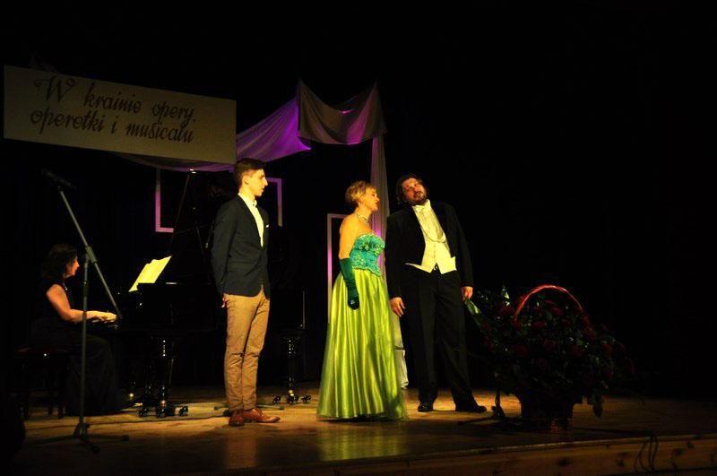 Na scenie wystąpili śpiewacy: Sabina Olbrich, Rafał Majzner i Igor Maryshkin, którym na fortepianie akompaniowała Katarzyna Rzeszutek.<br/>fot.Archiwum MDK Lubaczów