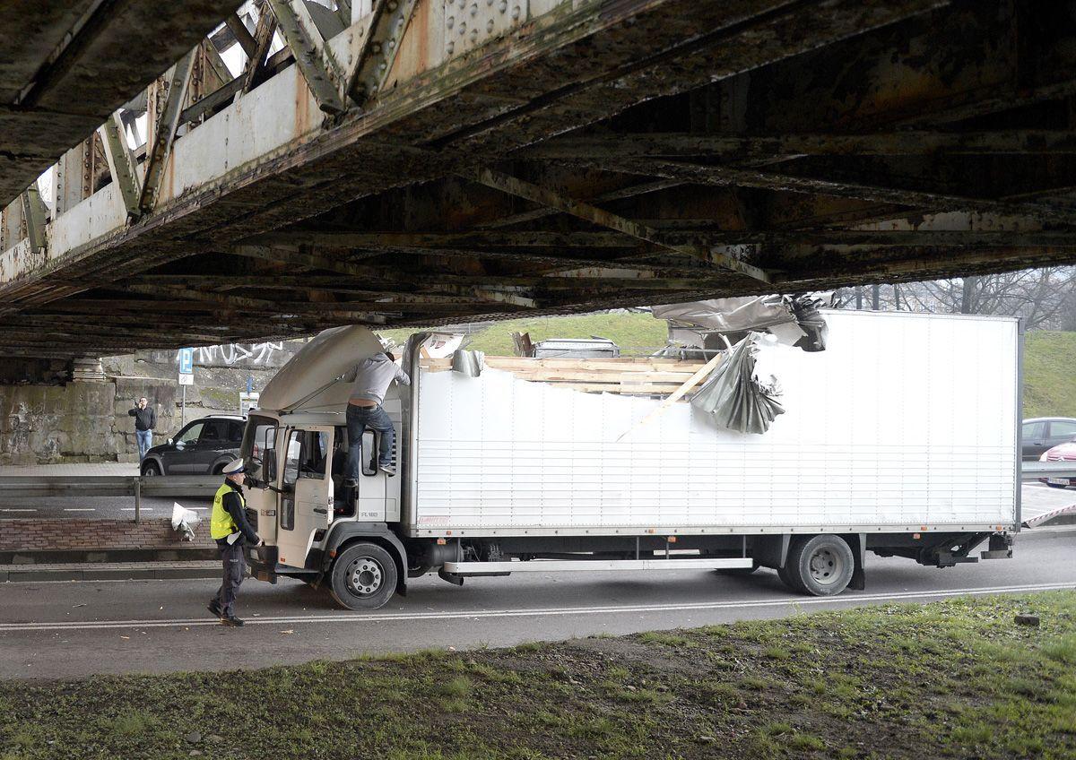 W drugiej połowie listopada br. kierowca volvo zaklinował się pod mostem kolejowym przy ulicy Sportowej w Przemyślu. Wcześniej doszło tam do podobnych zdarzeń.<br/>fot.zbiory własne