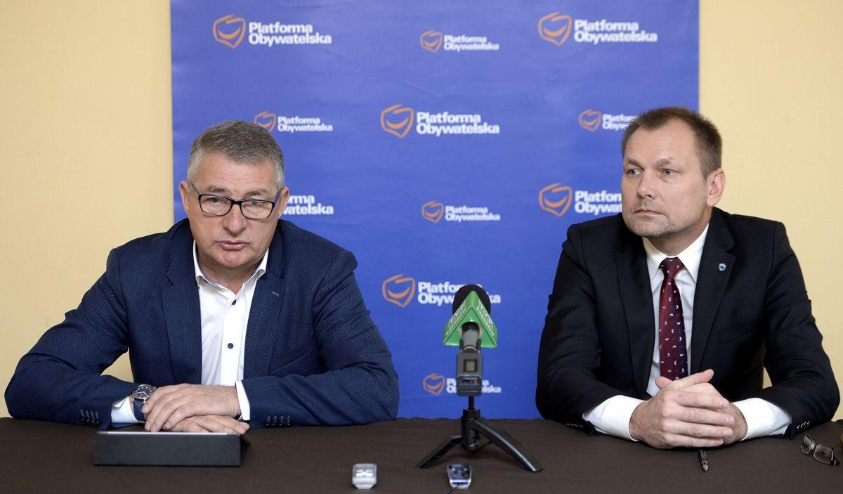Poseł Marek Rząsa (z lewej) i radny Wojciech Błachowicz skrytykowali Prawo i Sprawiedliwość za rządy w państwie i w samorządzie.<br/>fot.zbiory własne