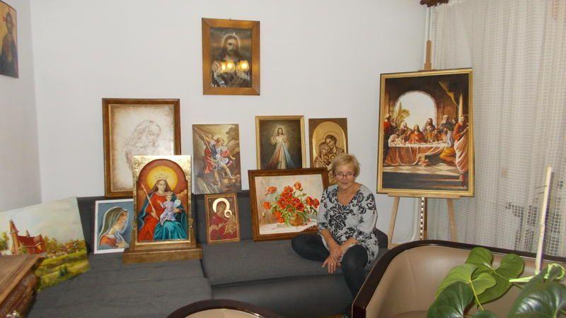 Pani Joanna wśród niewielkiej części swoich obrazów.<br/>fot.Ewelina Grzegorzak