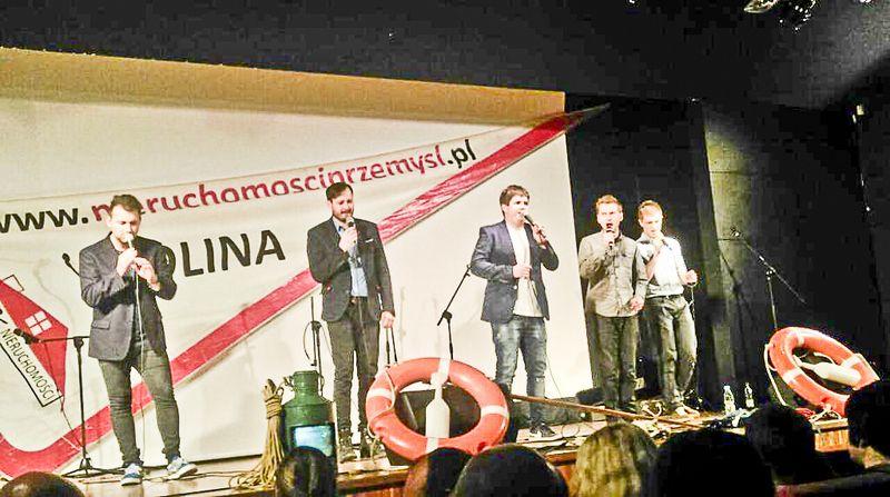 Doceniany na rozmaitych przeglądach i festiwalach zespół Shantażyści wykonuje muzykę szantową bez udziału jakichkolwiek instrumentów.<br/>fot.Kamil Jacek Zarański