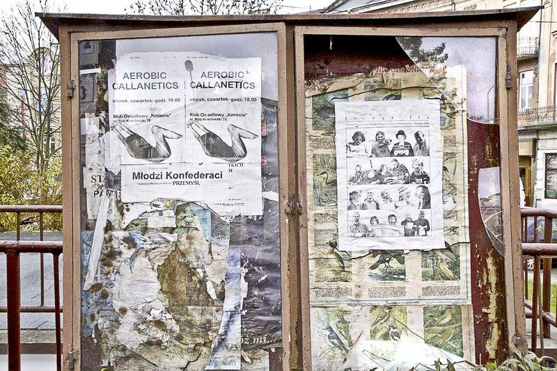 Szpetna gablota z bardzo nieaktualnymi informacjami.