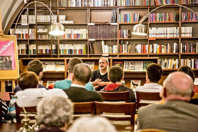 Wypełniona gośćmi sala i ciekawe dyskusje z W. Jagielskim dały dowód temu, że z czytelnictwem w Przemyślu nie jest najgorzej.<br/>fot.Kamil Jacek Zarański