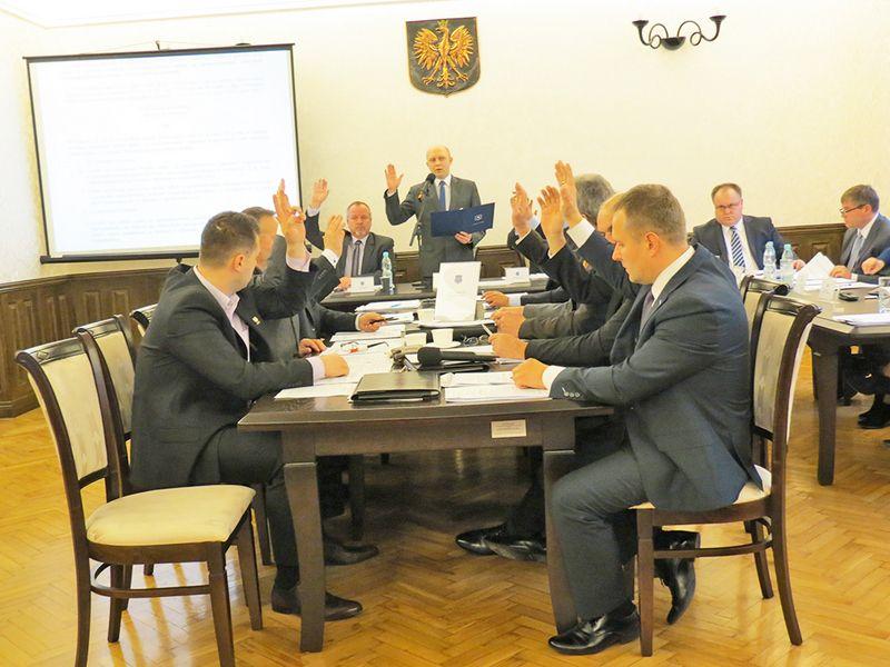 Przeworscy radni jednogłośnie przyjęli uchwałę w sprawie ustalenia wysokości opłaty za gospodarowanie odpadami komunalnymi i opłaty za pojemnik.<br/>fot.Barbara Chmura