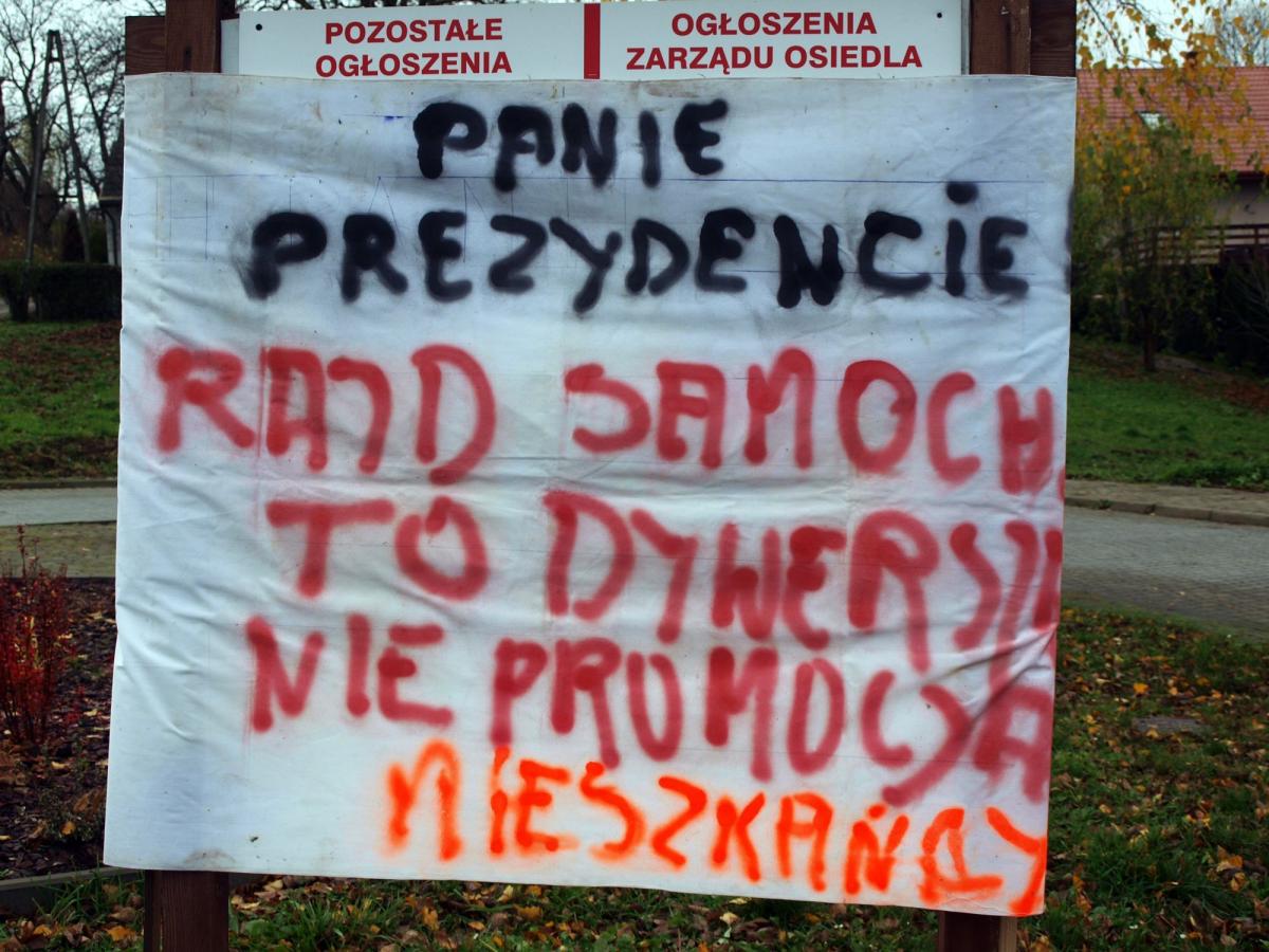 Protest mieszkańców nie był liczny, ale dosadny. Na tablicy informacyjnej zarządu osiedla zawisł wymowny transparent.<br/>fot.Mariusz Godos