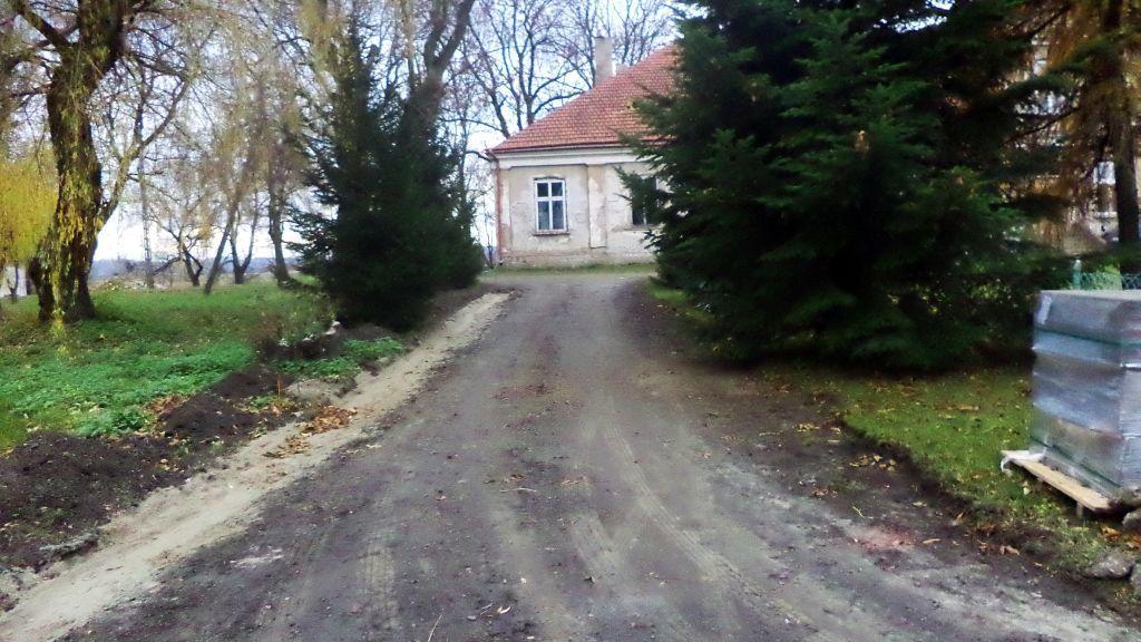 Budowa drogi asfaltowej na terenie zespołu dworskiego w Hurku już trwa.<br/>fot.ze zbiorów własnych