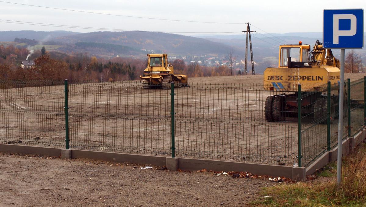 Na liczącym blisko hektar terenie przy ulicy Pasteura w Przemyślu, tuż obok stoku narciarskiego, powstaje parking dla samochodów osobowych i autokarów.<br/>fot.Mariusz Godos