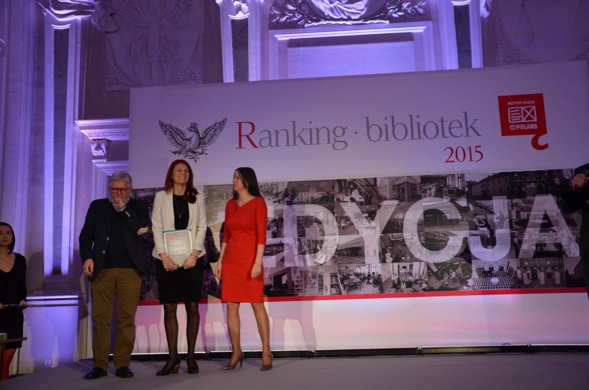 Dyrektor lubaczowskiej biblioteki miejskiej Katarzyna Pelc-Antonik odebrała dyplom z rąk organizatorów Rankingu – Grzegorza Gaudena, dyrektora Instytutu Książki i Ewy Usowicz, zastępcy redaktora naczelnego dziennika \