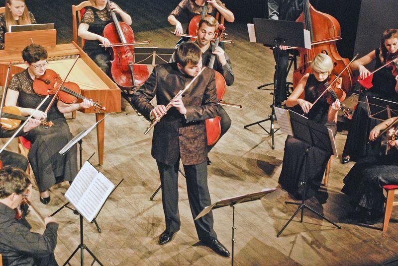 La tempesta di mare, koncert na flet i orkiestrę A. Vivaldiego w wykonaniu Łukasza Długosza i przemyskich kameralistów był jednym z ostatnich akcentów XXXII Przemyskiej Jesieni Muzycznej.<br/>fot.Adam Erd
