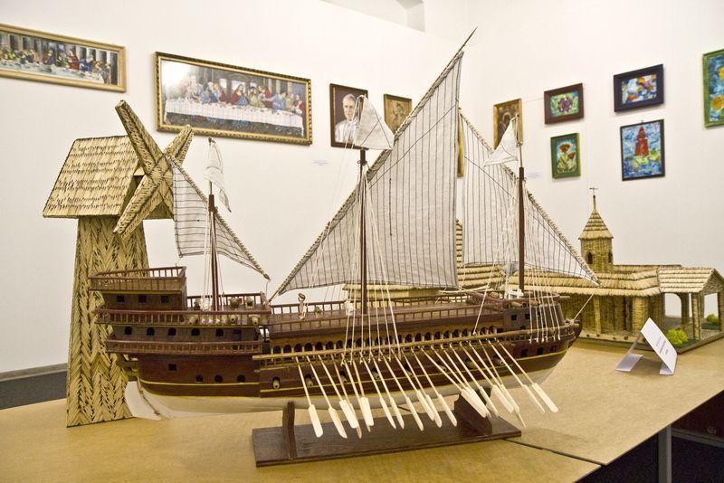 XVII-wieczny galeon powstał w pracowni Środowiskowego Domu Samopomocy w Bachórcu.<br/>fot.Jacek Szwic