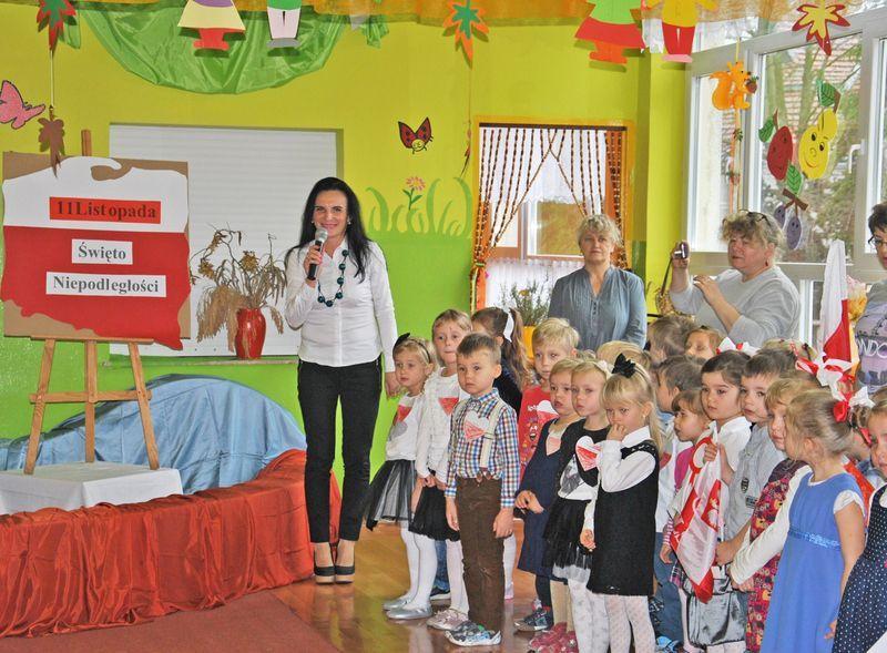 Dzieci z Przedszkola nr 9 im. Jana Brzechwy przygotowały ciekawe przedstawienie dla swoich rodziców i nauczycielek.<br/>fot.Izabela Plęs