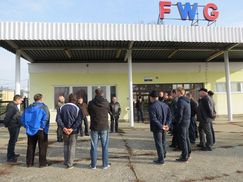 Uczestnicy pikiety chcieli pokazać, że ciągle zależy im na pracy w fabryce. Zdają sobie sprawę, że jeśli przetarg wygra ktoś z zewnątrz, nie będzie już szans na to, by ponownie ruszyła tutaj produkcja.<br/>fot.Barbara Chmura