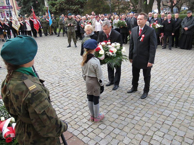 Zarząd powiatu przeworskiego składa kwiaty przed tablicą upamiętniającą cud nad Wisłą”.<br/>fot.Barbara Chmura