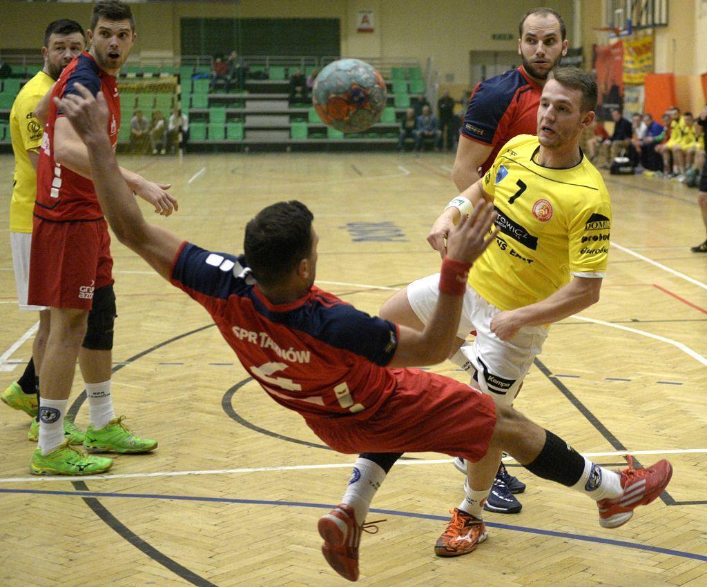 Paweł Puszkarski (nr 7) w starciu z byłym klubowym kolegą Damianem Misiewiczem. SRS Czuwaj pokonał SPR Tarnów 42:30.<br/>fot.ze zbiorów własnych
