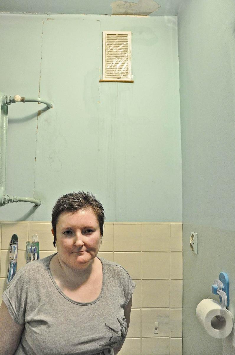 – Przez kratkę wentylacyjną w łazience wieje tak niemiłosiernie, że woda w toalecie się rusza – mówi Marta Misińska.<br/>fot.Paweł Bugira