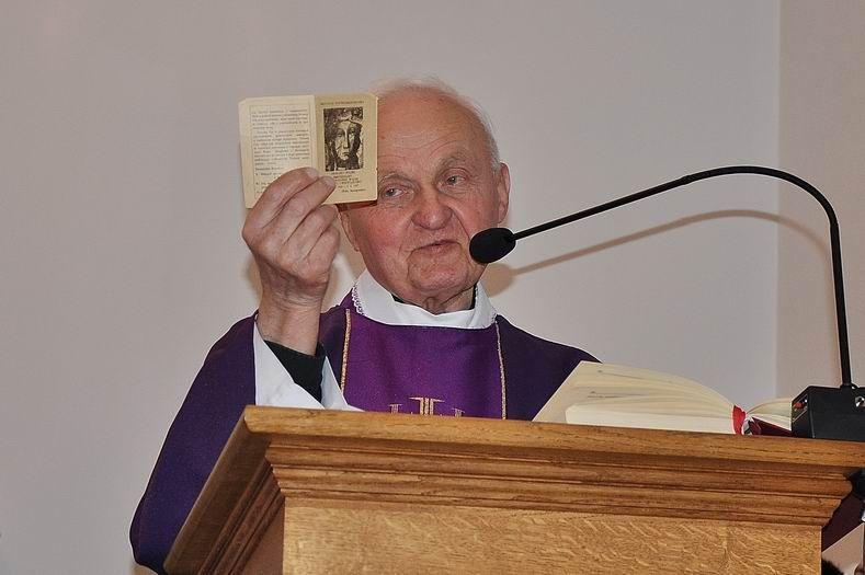Ks. Stanisław Zarych najbardziej zasłynął z pomocy osobom uzależnionym od alkoholu. Jego pogrzeb rozpocznie się w czwartek, 19 listopada, o godz. 14.00 w archikatedrze. Po mszy ciało zostanie przewiezione na Cmentarz Główny przy ul. Słowackiego. Dzień wcześniej, o godz. 18.00 msza św. zostanie odpra