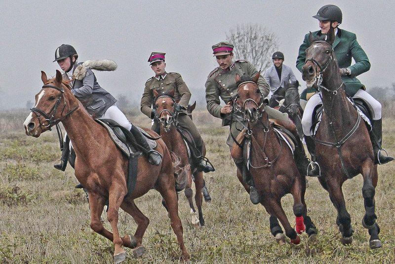 Pogoń za lisem wymagała doświadczenia i sprawności, a przy tym była emocjonująca dla widzów.<br/>fot.Roman Kijanka
