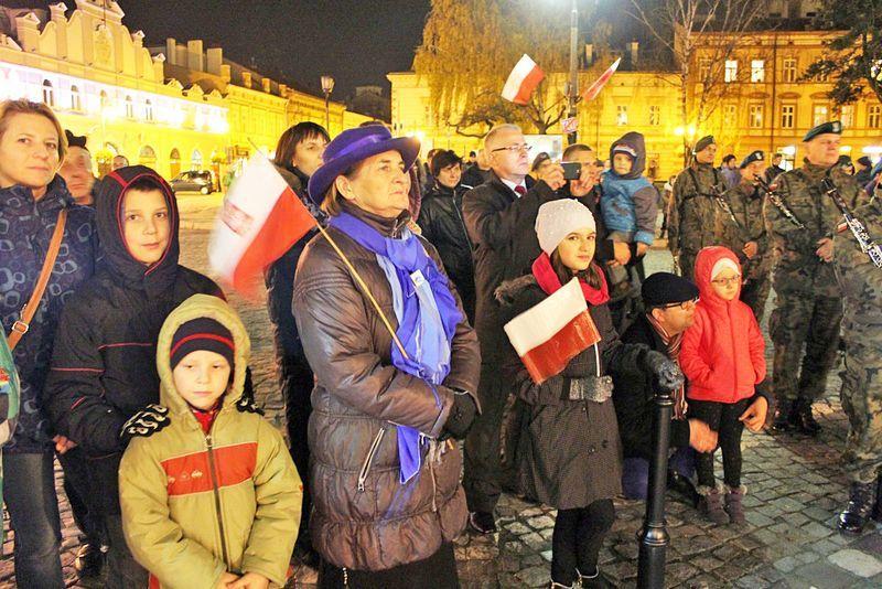 Późna pora uroczystości nadała świętu wyjątkowy charakter.<br/>fot.Roman Kijanka