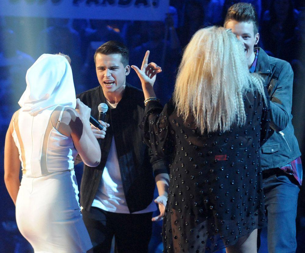 Krzysztof Iwaneczko (drugi z lewej) podczas ostatniego, ćwierćfinałowego odcinka show „The Voice of Poland”.<br/>fot.Łukasz Delmanowicz
