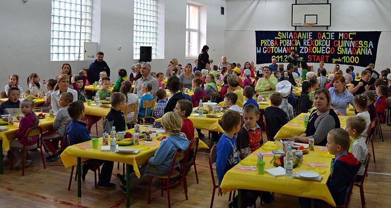 W ciekawy, atrakcyjny sposób pokazano uczniom, że to właśnie śniadanie jest najważniejszym posiłkiem dnia.<br/>fot.Aleksandra Białoń