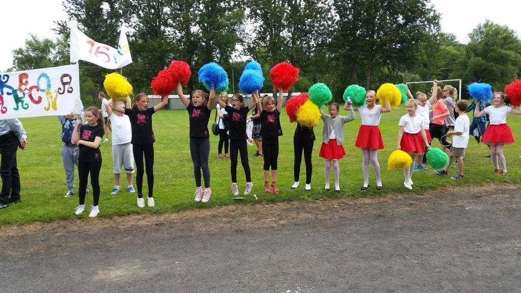 Stowarzyszenie „Czas na pomoc” co roku organizuje Minimaraton Śladami Księcia Sapiehy. Na zdjęciu doping młodych kibicek.<br/>fot.archiwum